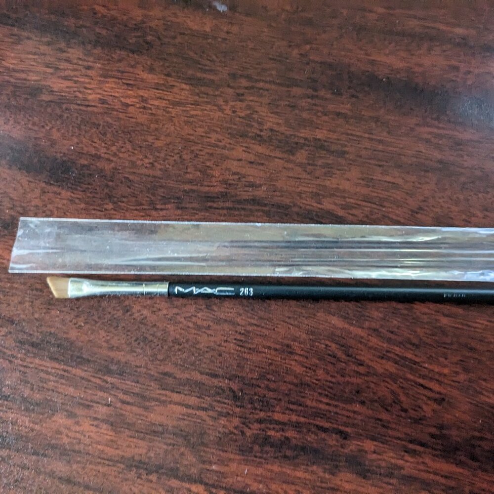 MAC 263 Small Angle Brush